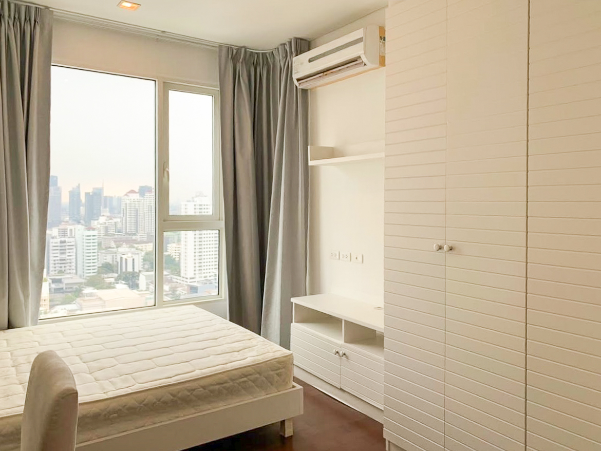 Spacious 4-bedroom condo for rent in Ivy Thonglor, 198 sqm, high floor with stunning views. 15 mins from BTS Thong Lo. Fully equipped, 130,000 THB/month.