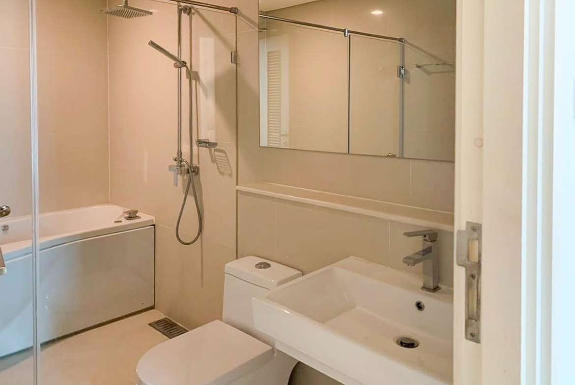 Spacious 4-bedroom condo for rent in Ivy Thonglor, 198 sqm, high floor with stunning views. 15 mins from BTS Thong Lo. Fully equipped, 130,000 THB/month.