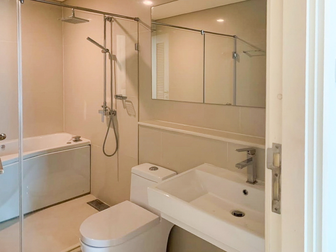 Spacious 4-bedroom condo for rent in Ivy Thonglor, 198 sqm, high floor with stunning views. 15 mins from BTS Thong Lo. Fully equipped, 130,000 THB/month.