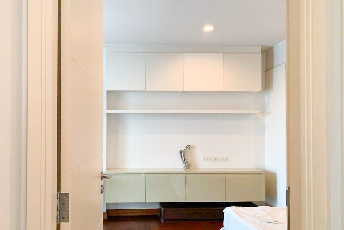 Spacious 4-bedroom condo for rent in Ivy Thonglor, 198 sqm, high floor with stunning views. 15 mins from BTS Thong Lo. Fully equipped, 130,000 THB/month.