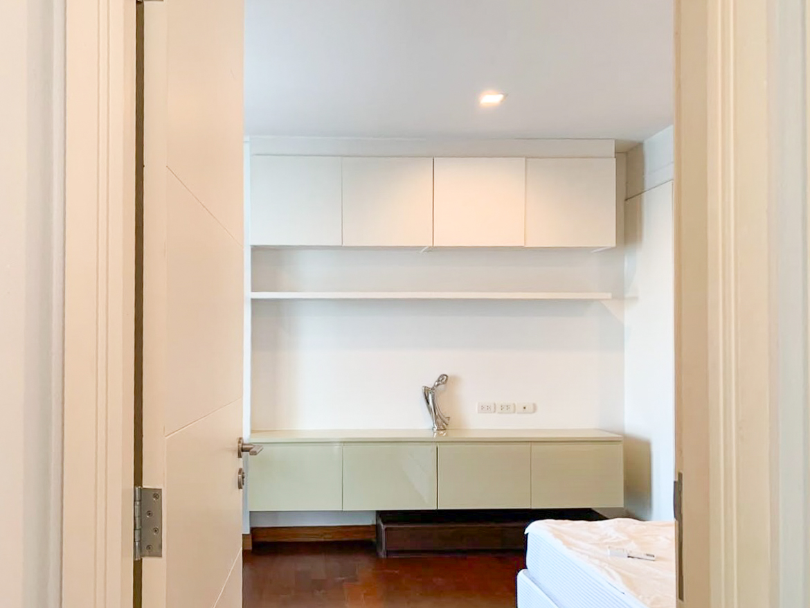 Spacious 4-bedroom condo for rent in Ivy Thonglor, 198 sqm, high floor with stunning views. 15 mins from BTS Thong Lo. Fully equipped, 130,000 THB/month.