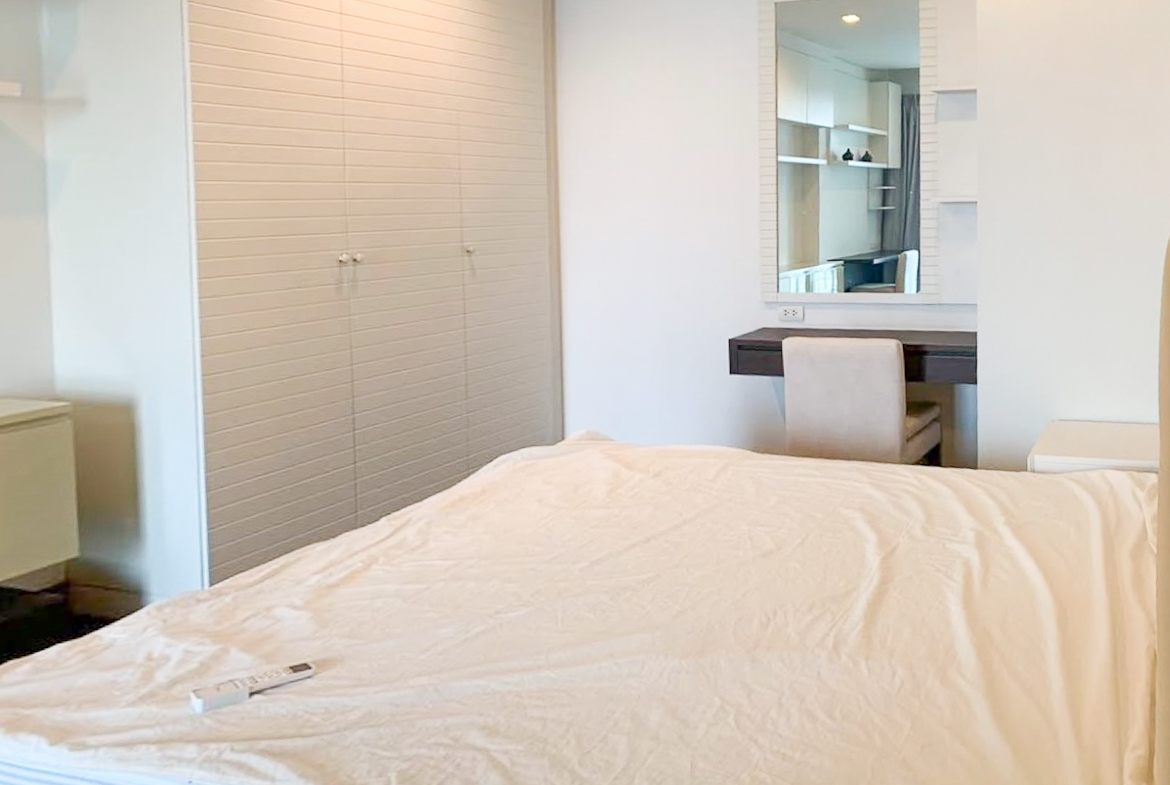 Spacious 4-bedroom condo for rent in Ivy Thonglor, 198 sqm, high floor with stunning views. 15 mins from BTS Thong Lo. Fully equipped, 130,000 THB/month.