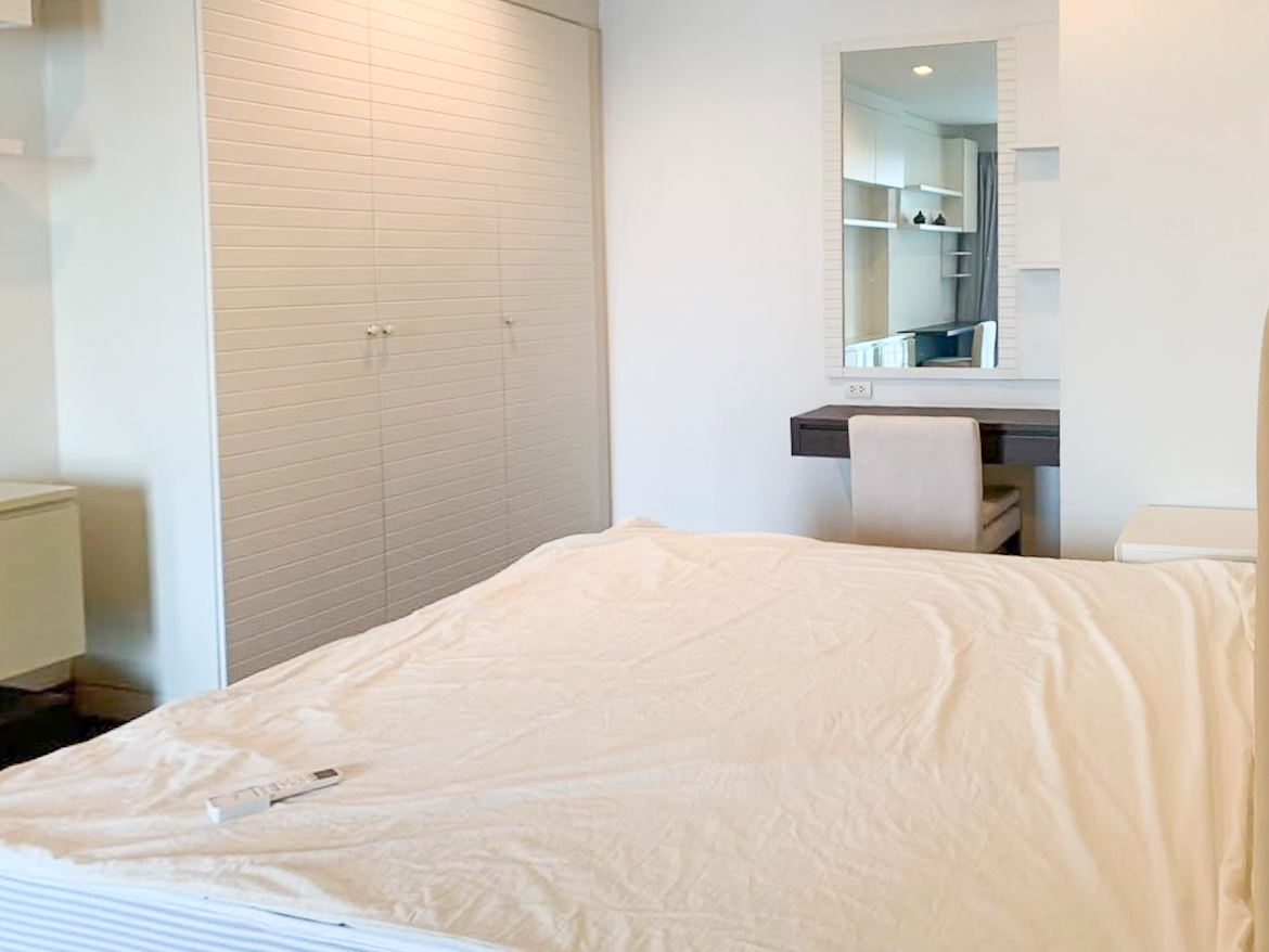 Spacious 4-bedroom condo for rent in Ivy Thonglor, 198 sqm, high floor with stunning views. 15 mins from BTS Thong Lo. Fully equipped, 130,000 THB/month.