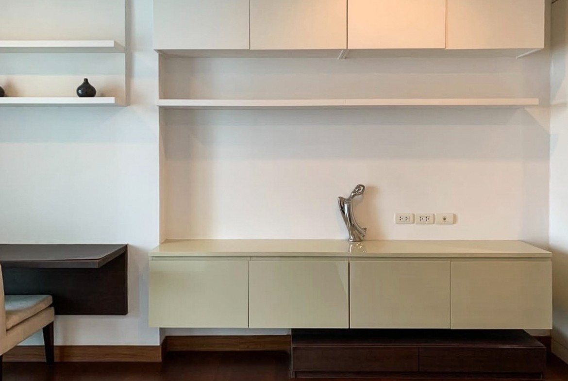Spacious 4-bedroom condo for rent in Ivy Thonglor, 198 sqm, high floor with stunning views. 15 mins from BTS Thong Lo. Fully equipped, 130,000 THB/month.