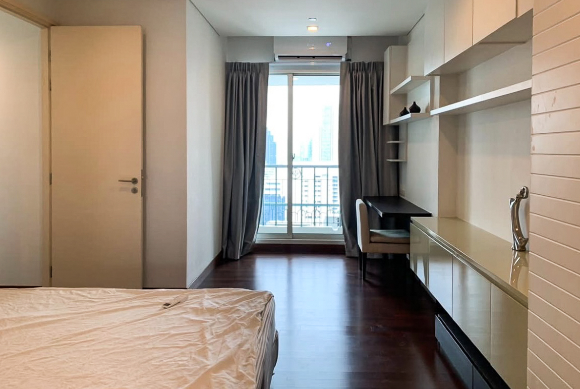 Spacious 4-bedroom condo for rent in Ivy Thonglor, 198 sqm, high floor with stunning views. 15 mins from BTS Thong Lo. Fully equipped, 130,000 THB/month.