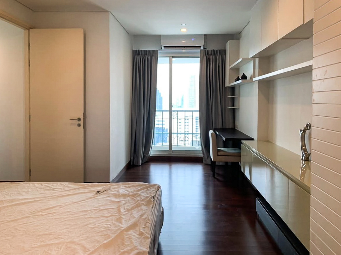 Spacious 4-bedroom condo for rent in Ivy Thonglor, 198 sqm, high floor with stunning views. 15 mins from BTS Thong Lo. Fully equipped, 130,000 THB/month.