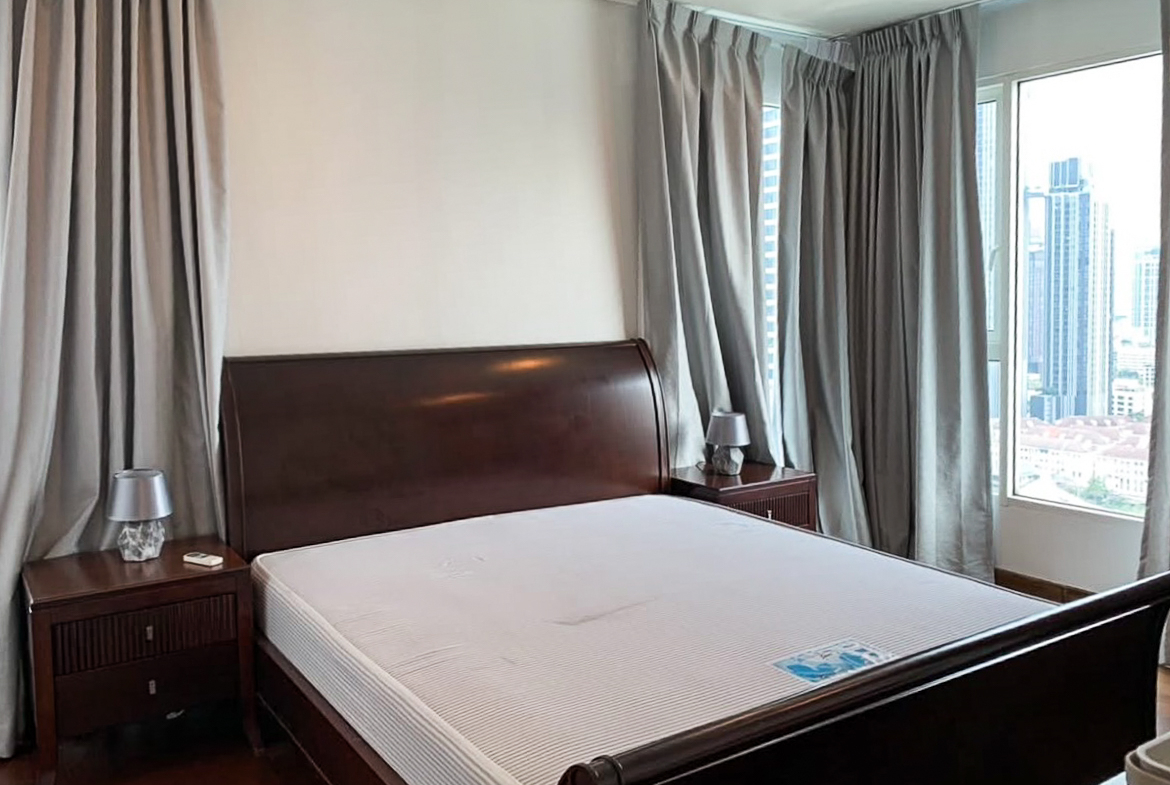 Spacious 4-bedroom condo for rent in Ivy Thonglor, 198 sqm, high floor with stunning views. 15 mins from BTS Thong Lo. Fully equipped, 130,000 THB/month.