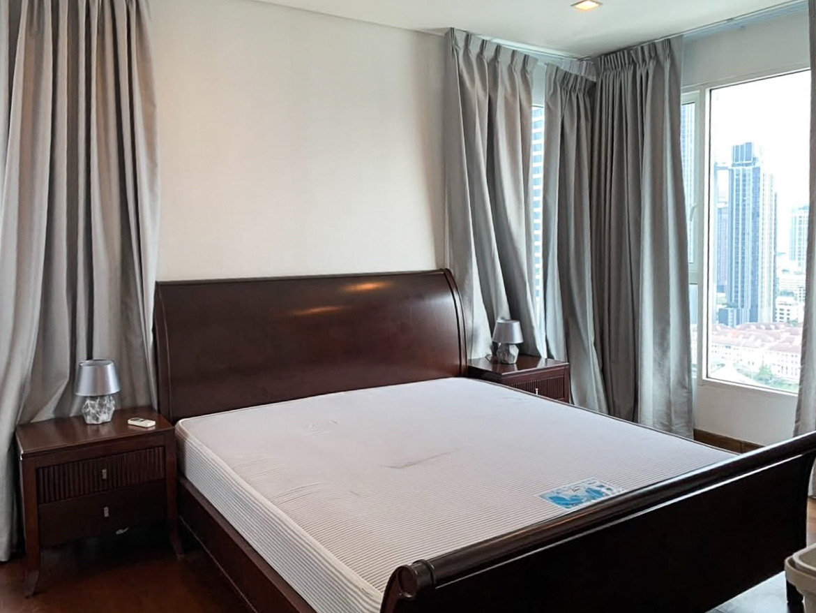 Spacious 4-bedroom condo for rent in Ivy Thonglor, 198 sqm, high floor with stunning views. 15 mins from BTS Thong Lo. Fully equipped, 130,000 THB/month.