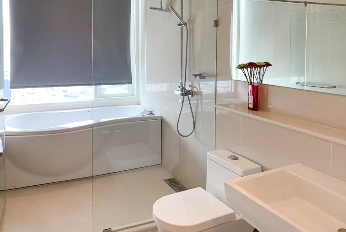 Spacious 4-bedroom condo for rent in Ivy Thonglor, 198 sqm, high floor with stunning views. 15 mins from BTS Thong Lo. Fully equipped, 130,000 THB/month.
