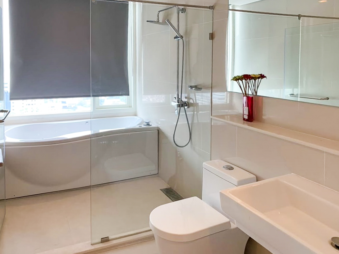 Spacious 4-bedroom condo for rent in Ivy Thonglor, 198 sqm, high floor with stunning views. 15 mins from BTS Thong Lo. Fully equipped, 130,000 THB/month.