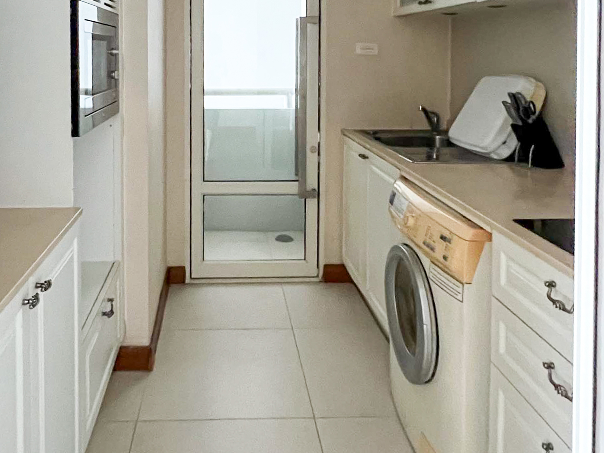 Spacious 2 bedroom, 2 bathroom condo for rent on the 20th floor of Ivy Thonglor. Fully furnished with city views, 85 sqm, modern design, only 50,000 THB/month.