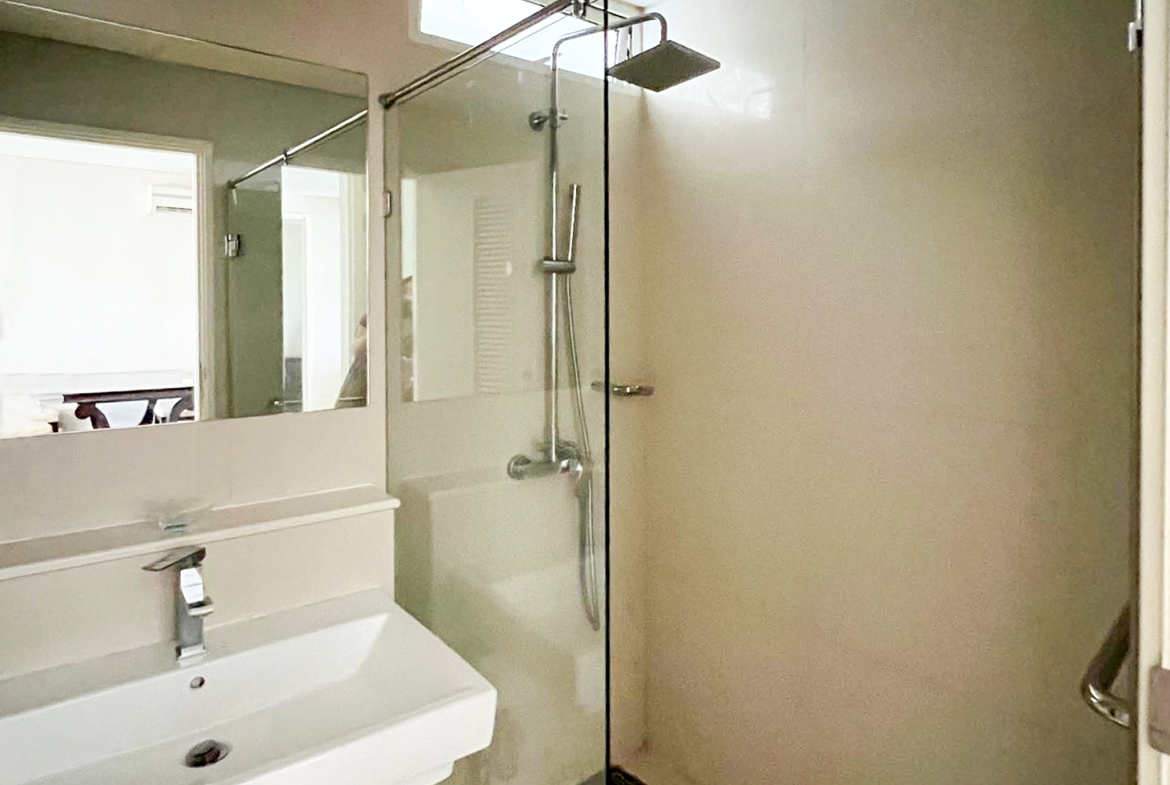 Spacious 2 bedroom, 2 bathroom condo for rent on the 20th floor of Ivy Thonglor. Fully furnished with city views, 85 sqm, modern design, only 50,000 THB/month.