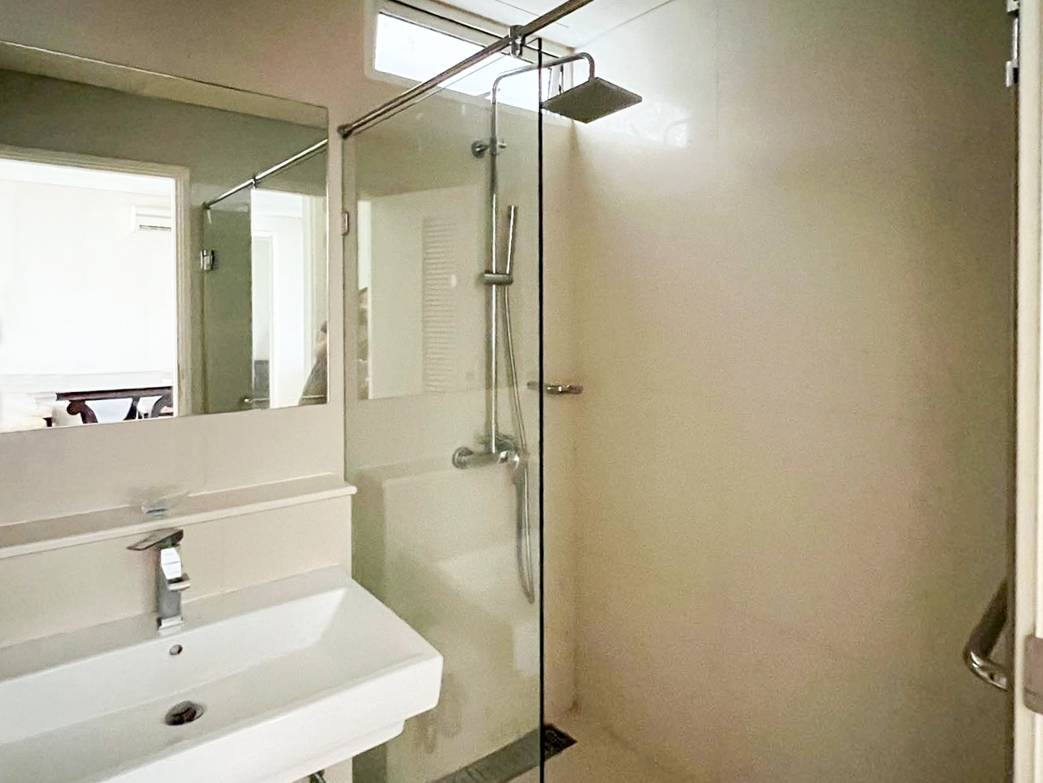 Spacious 2 bedroom, 2 bathroom condo for rent on the 20th floor of Ivy Thonglor. Fully furnished with city views, 85 sqm, modern design, only 50,000 THB/month.