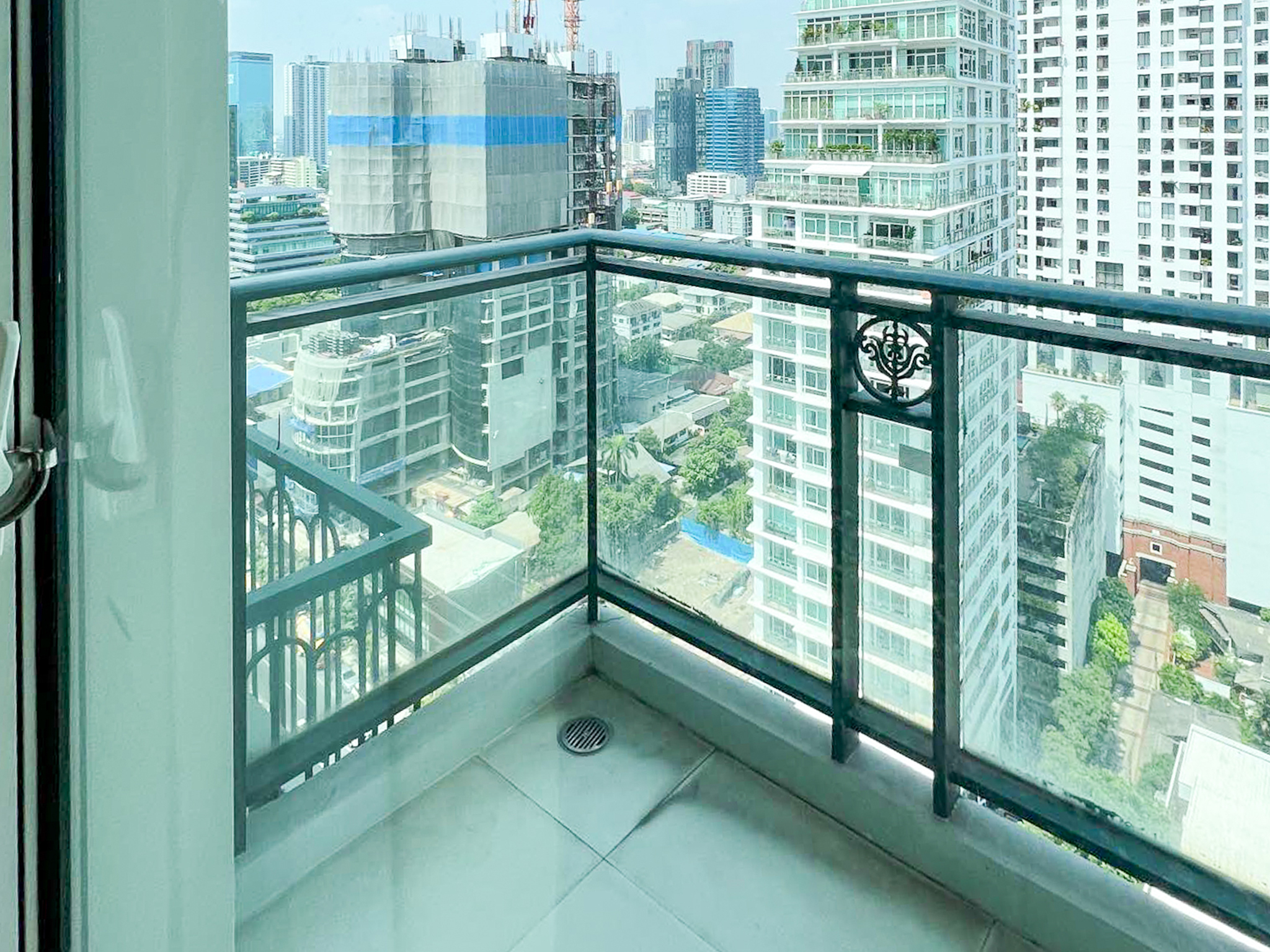 Spacious 2 bedroom, 2 bathroom condo for rent on the 20th floor of Ivy Thonglor. Fully furnished with city views, 85 sqm, modern design, only 50,000 THB/month.