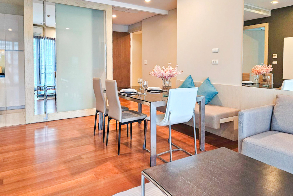 Spacious and newly renovated 1-bedroom corner condo for rent at Bright Sukhumvit 24, 70 sqm, fully furnished, with EV charger and luxury facilities.