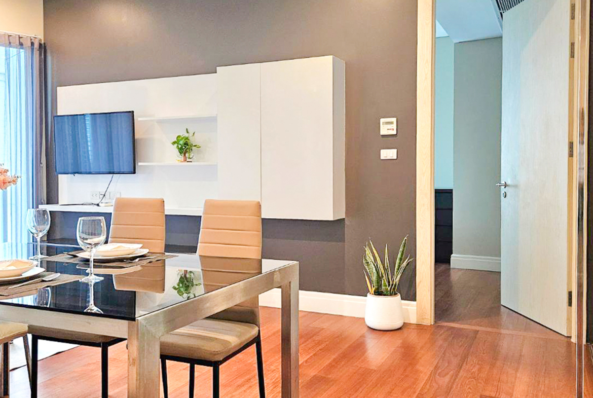 Spacious and newly renovated 1-bedroom corner condo for rent at Bright Sukhumvit 24, 70 sqm, fully furnished, with EV charger and luxury facilities.