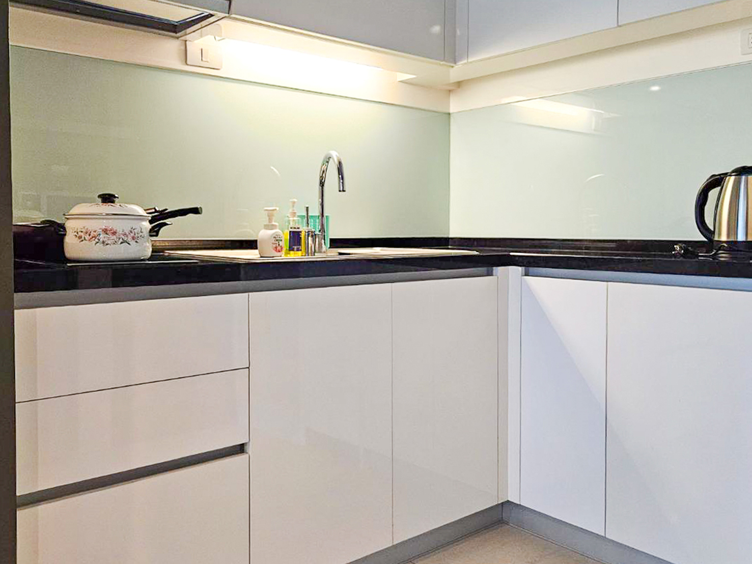 Spacious and newly renovated 1-bedroom corner condo for rent at Bright Sukhumvit 24, 70 sqm, fully furnished, with EV charger and luxury facilities.
