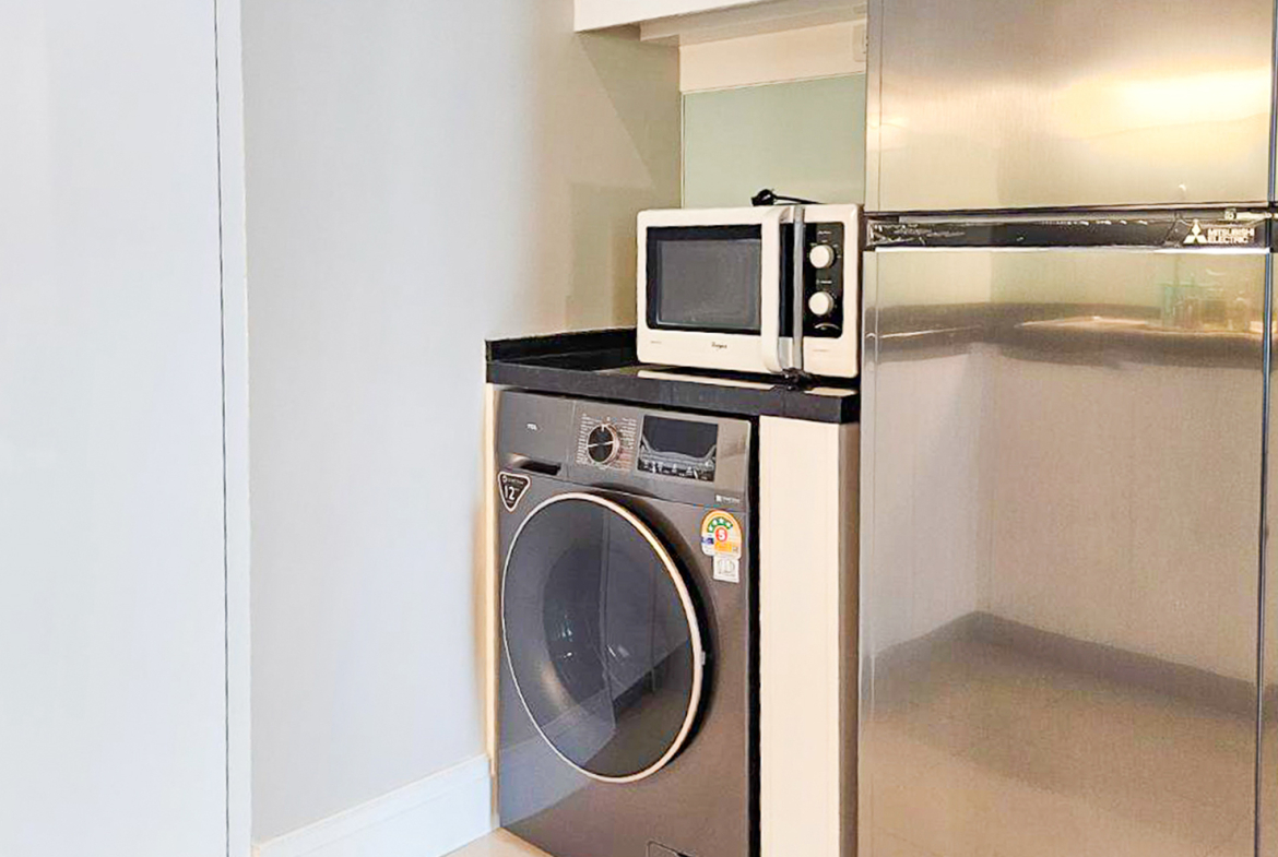 Spacious and newly renovated 1-bedroom corner condo for rent at Bright Sukhumvit 24, 70 sqm, fully furnished, with EV charger and luxury facilities.