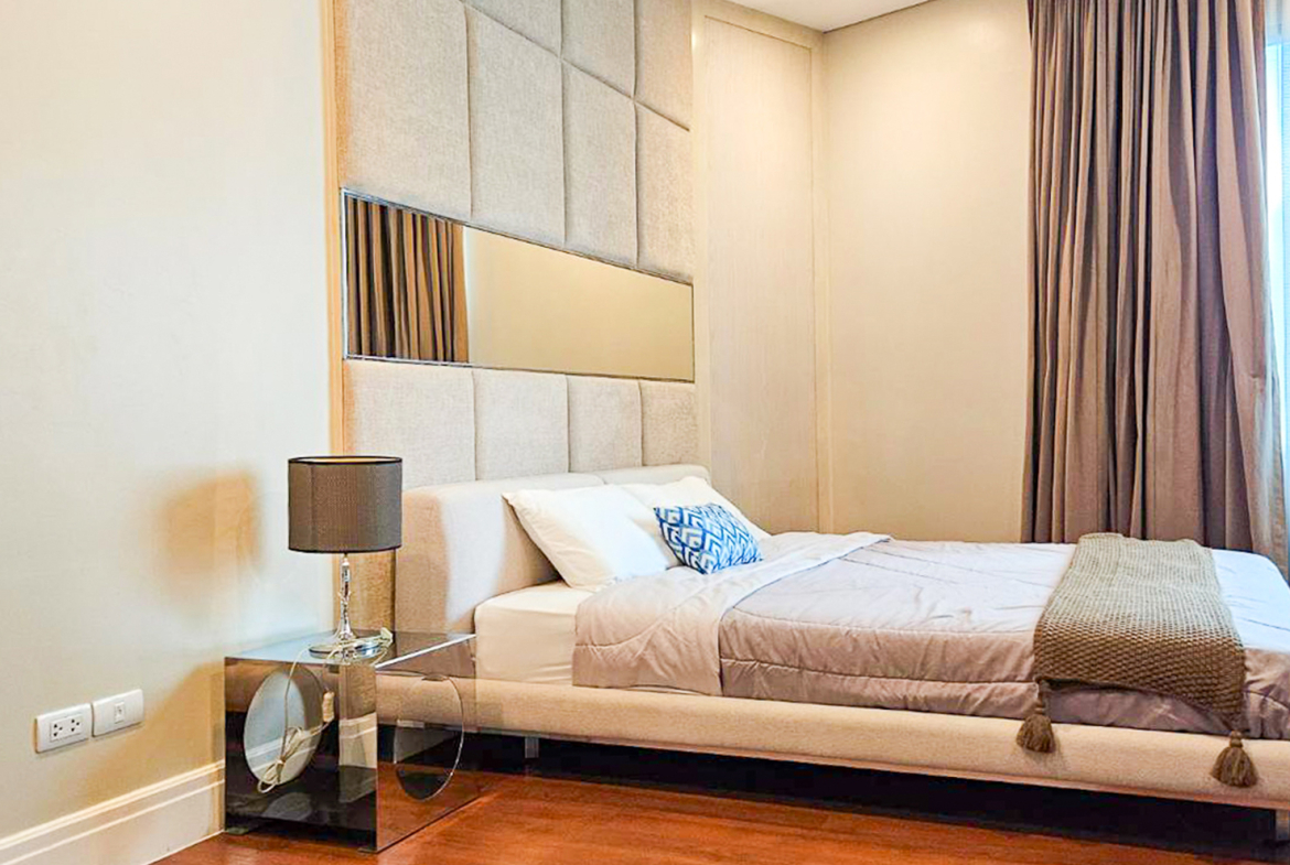 Spacious and newly renovated 1-bedroom corner condo for rent at Bright Sukhumvit 24, 70 sqm, fully furnished, with EV charger and luxury facilities.