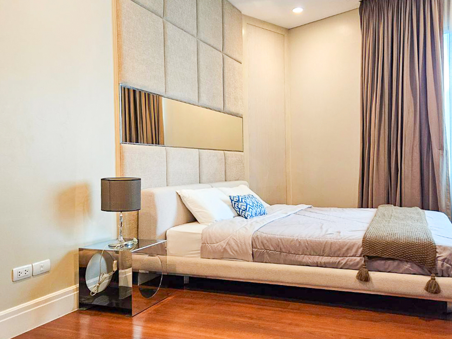 Spacious and newly renovated 1-bedroom corner condo for rent at Bright Sukhumvit 24, 70 sqm, fully furnished, with EV charger and luxury facilities.