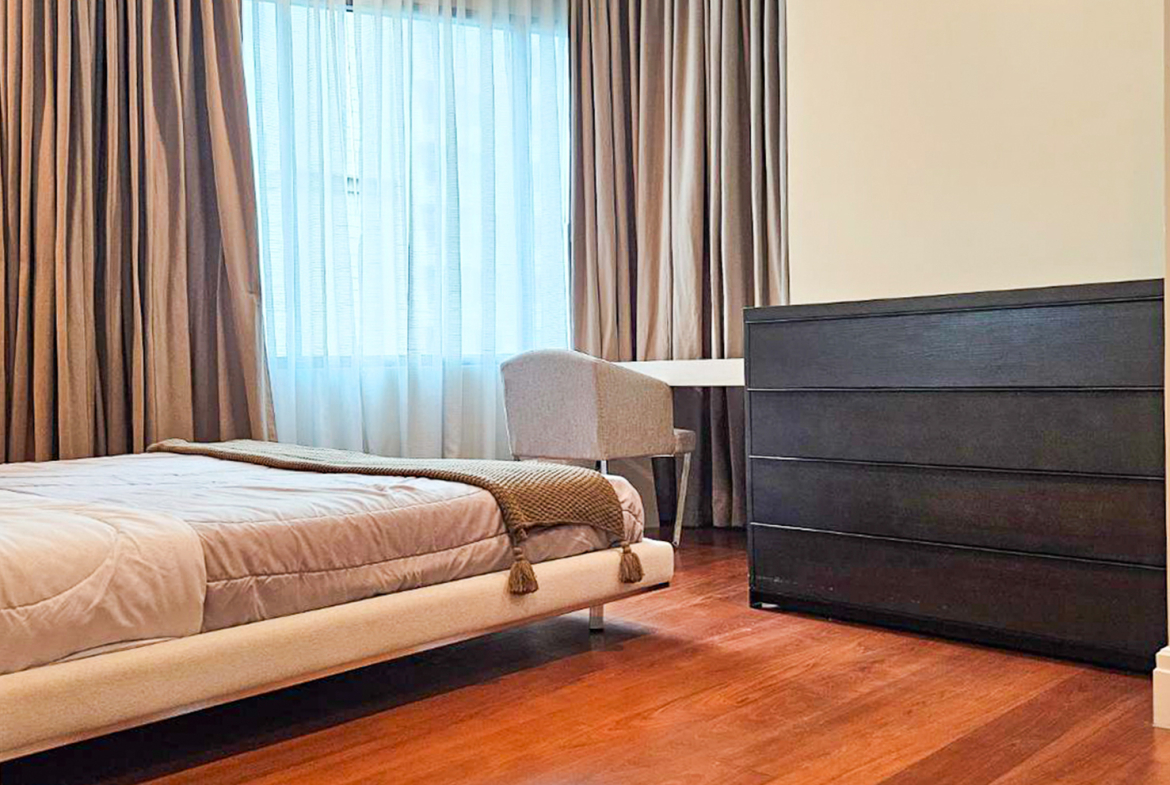 Spacious and newly renovated 1-bedroom corner condo for rent at Bright Sukhumvit 24, 70 sqm, fully furnished, with EV charger and luxury facilities.