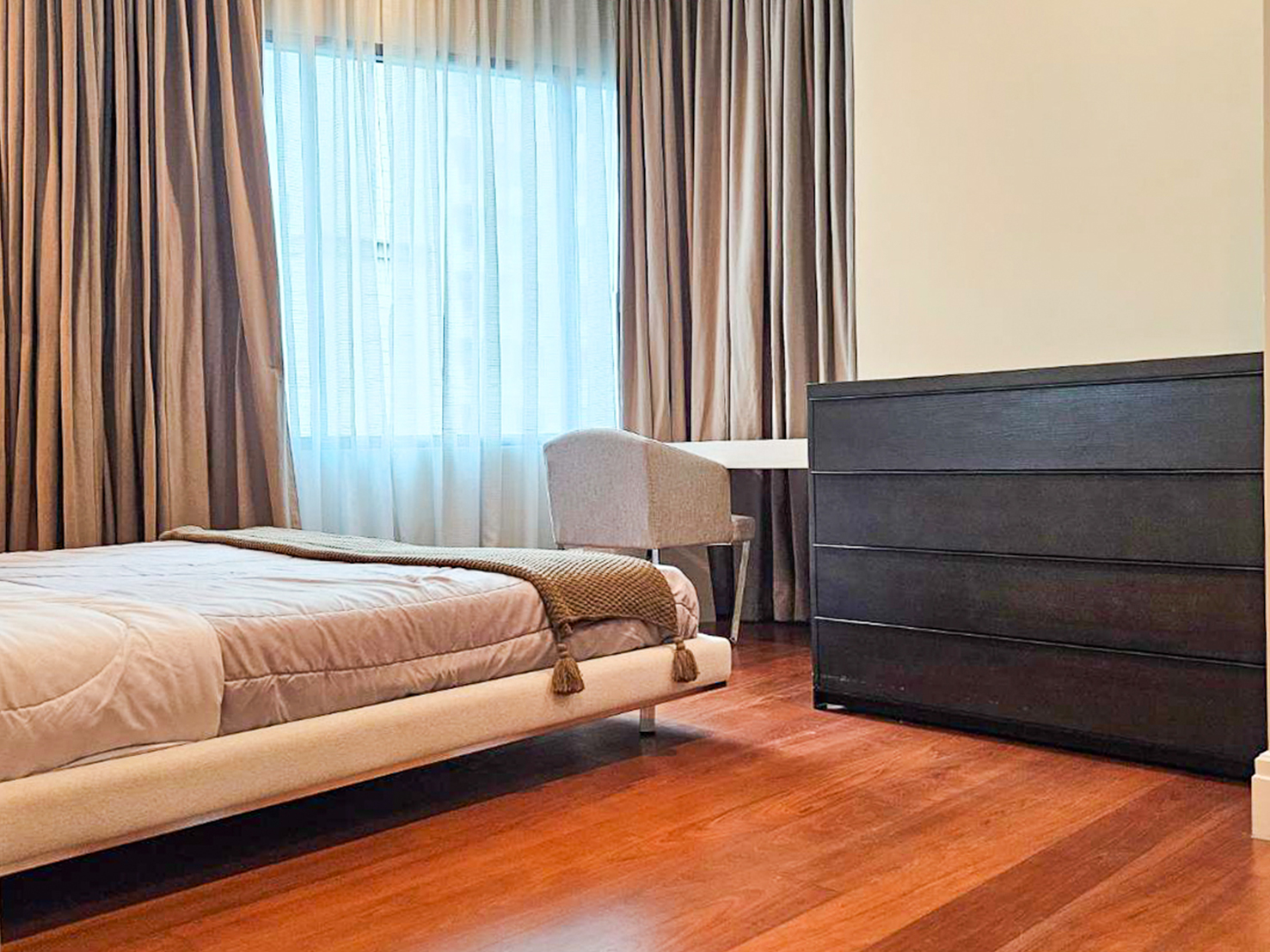 Spacious and newly renovated 1-bedroom corner condo for rent at Bright Sukhumvit 24, 70 sqm, fully furnished, with EV charger and luxury facilities.