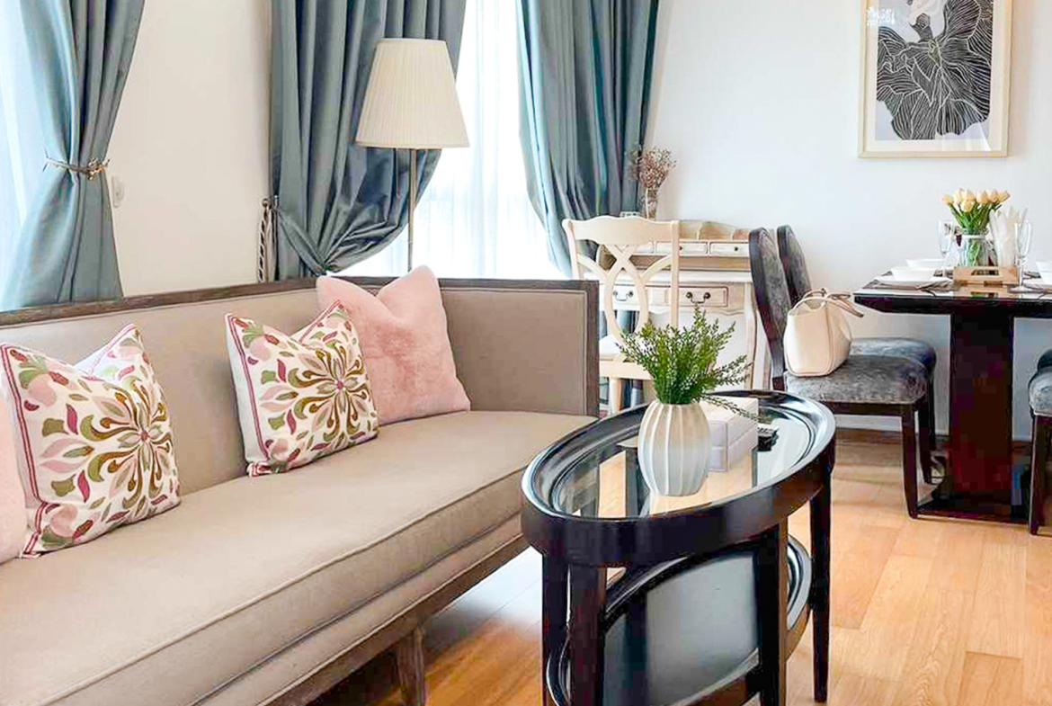 Modern fully furnished 2-bedroom corner condo at H Condo Sukhumvit 43 for rent or sale. 60 sqm, bathtub, full kitchen, BTS shuttle, near EmQuartier & Phrom Phong.