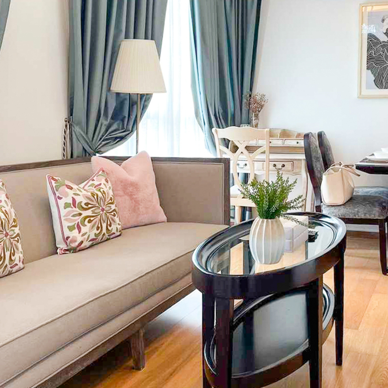 Modern fully furnished 2-bedroom corner condo at H Condo Sukhumvit 43 for rent or sale. 60 sqm, bathtub, full kitchen, BTS shuttle, near EmQuartier & Phrom Phong.