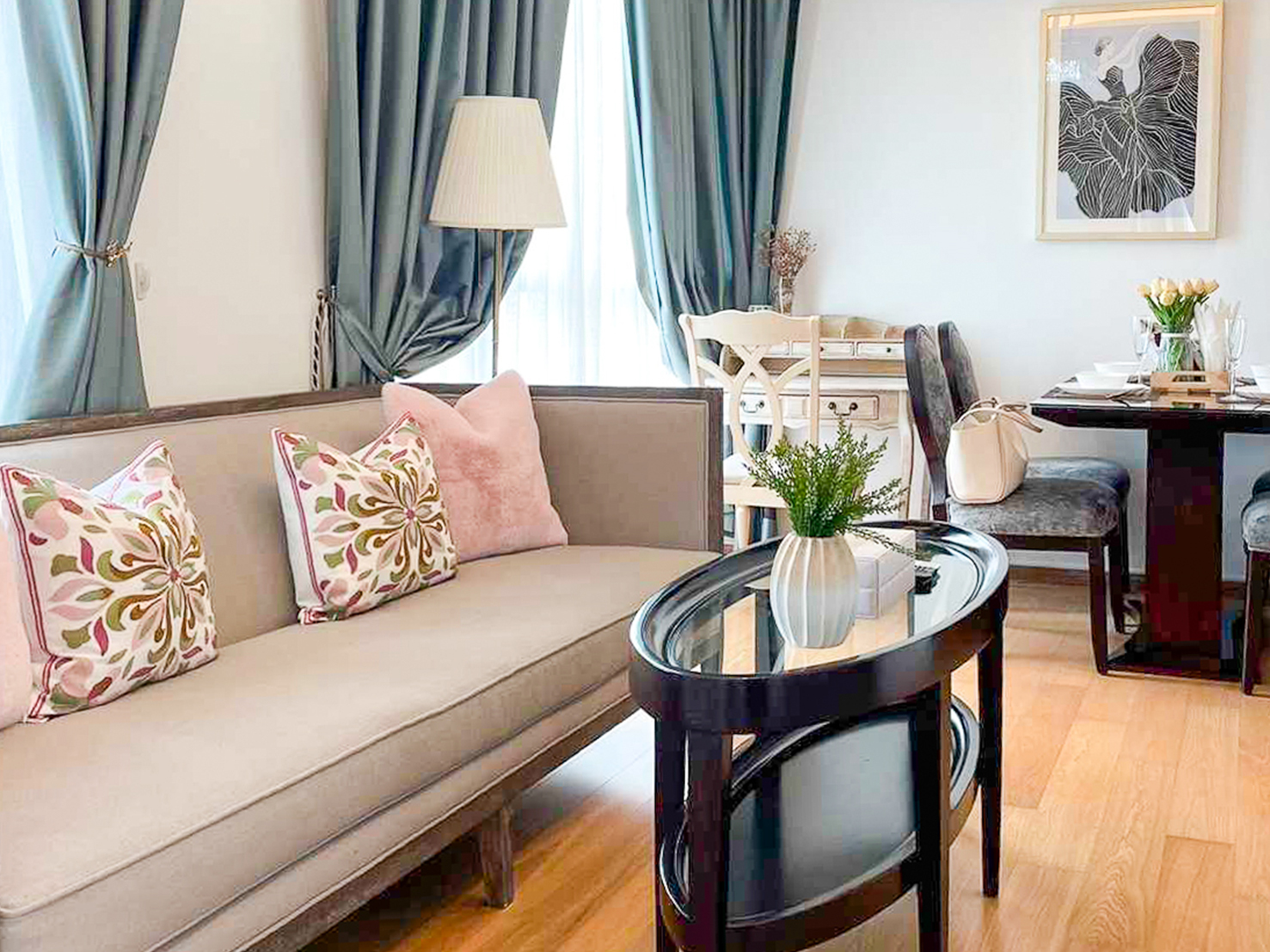 Modern fully furnished 2-bedroom corner condo at H Condo Sukhumvit 43 for rent or sale. 60 sqm, bathtub, full kitchen, BTS shuttle, near EmQuartier & Phrom Phong.