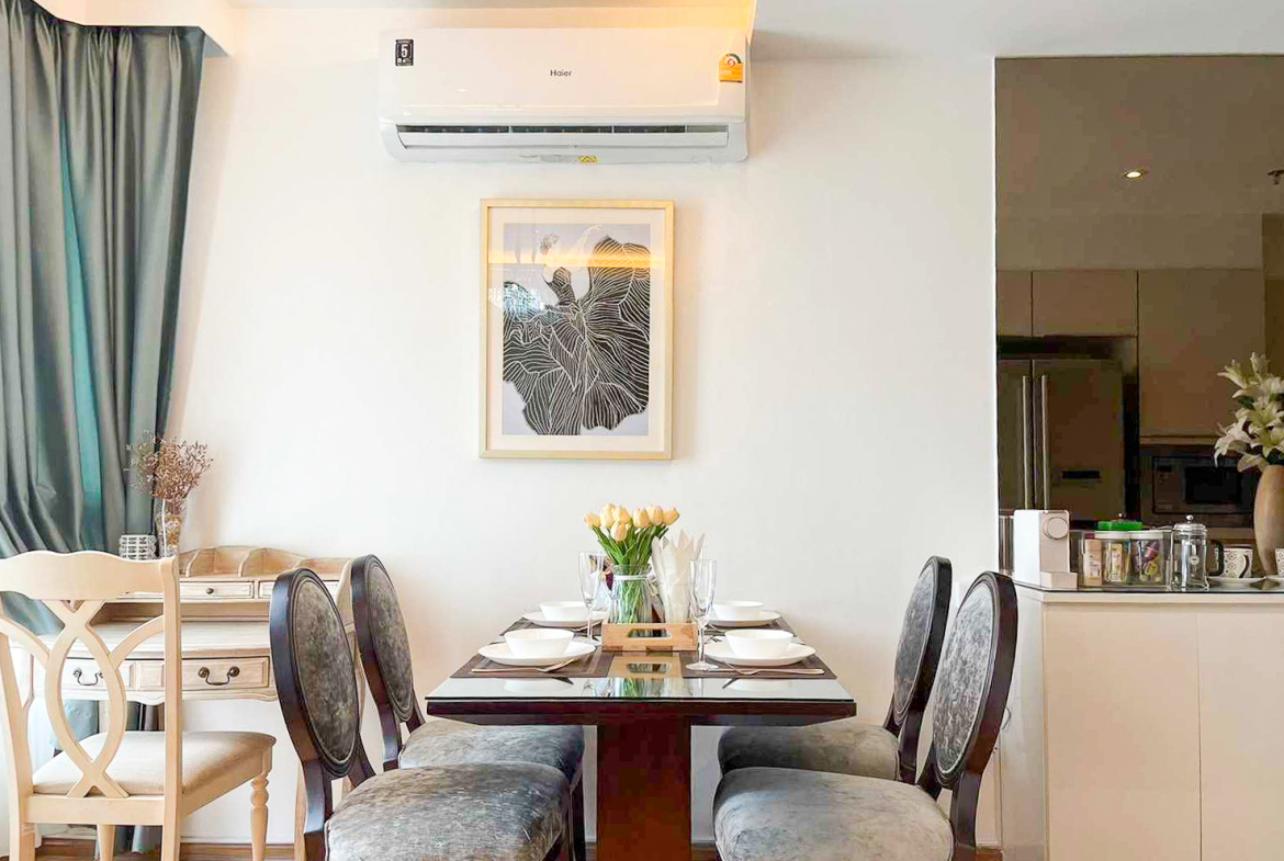 Modern fully furnished 2-bedroom corner condo at H Condo Sukhumvit 43 for rent or sale. 60 sqm, bathtub, full kitchen, BTS shuttle, near EmQuartier & Phrom Phong.