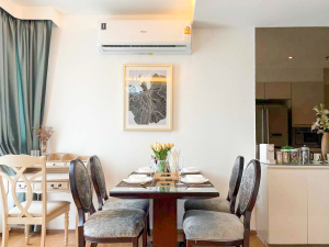 Modern fully furnished 2-bedroom corner condo at H Condo Sukhumvit 43 for rent or sale. 60 sqm, bathtub, full kitchen, BTS shuttle, near EmQuartier & Phrom Phong.