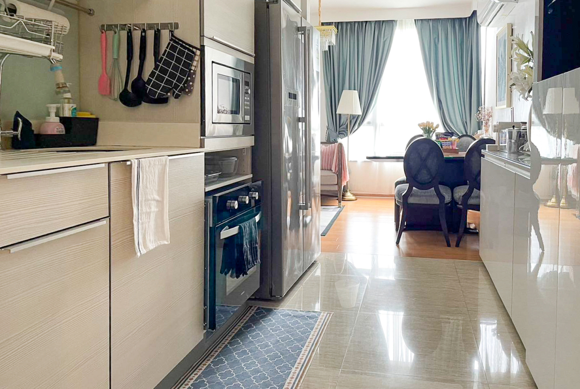 Modern fully furnished 2-bedroom corner condo at H Condo Sukhumvit 43 for rent or sale. 60 sqm, bathtub, full kitchen, BTS shuttle, near EmQuartier & Phrom Phong.