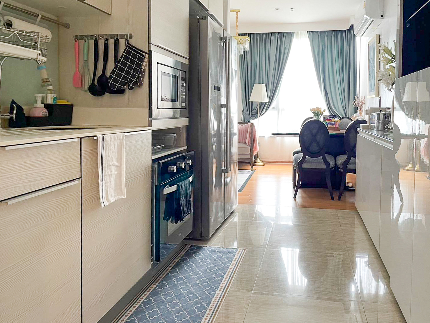 Modern fully furnished 2-bedroom corner condo at H Condo Sukhumvit 43 for rent or sale. 60 sqm, bathtub, full kitchen, BTS shuttle, near EmQuartier & Phrom Phong.