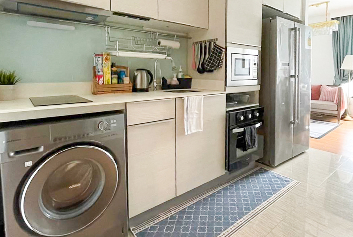 Modern fully furnished 2-bedroom corner condo at H Condo Sukhumvit 43 for rent or sale. 60 sqm, bathtub, full kitchen, BTS shuttle, near EmQuartier & Phrom Phong.