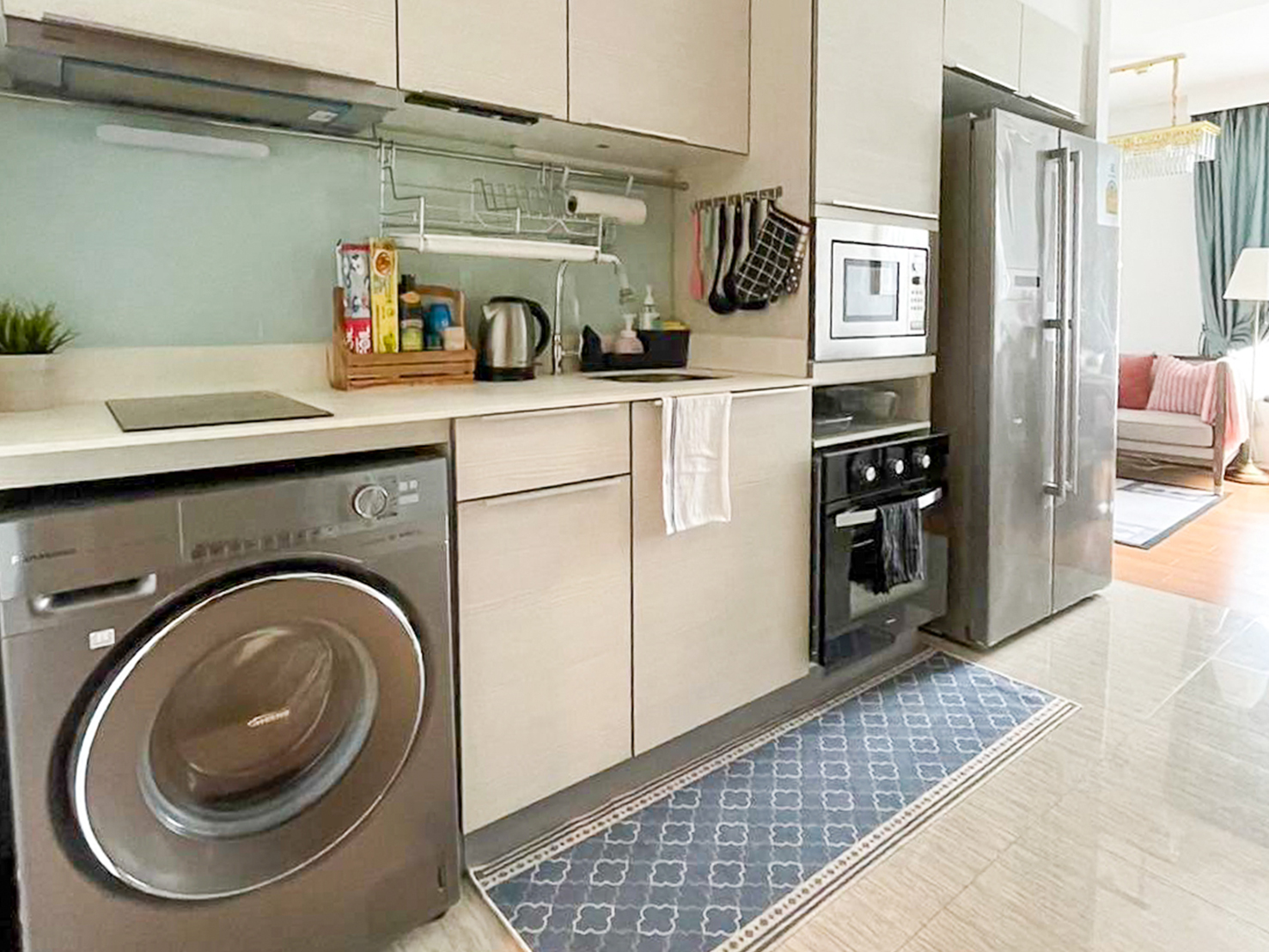 Modern fully furnished 2-bedroom corner condo at H Condo Sukhumvit 43 for rent or sale. 60 sqm, bathtub, full kitchen, BTS shuttle, near EmQuartier & Phrom Phong.