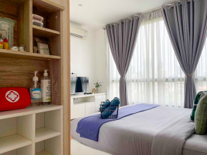 Modern fully furnished 2-bedroom corner condo at H Condo Sukhumvit 43 for rent or sale. 60 sqm, bathtub, full kitchen, BTS shuttle, near EmQuartier & Phrom Phong.