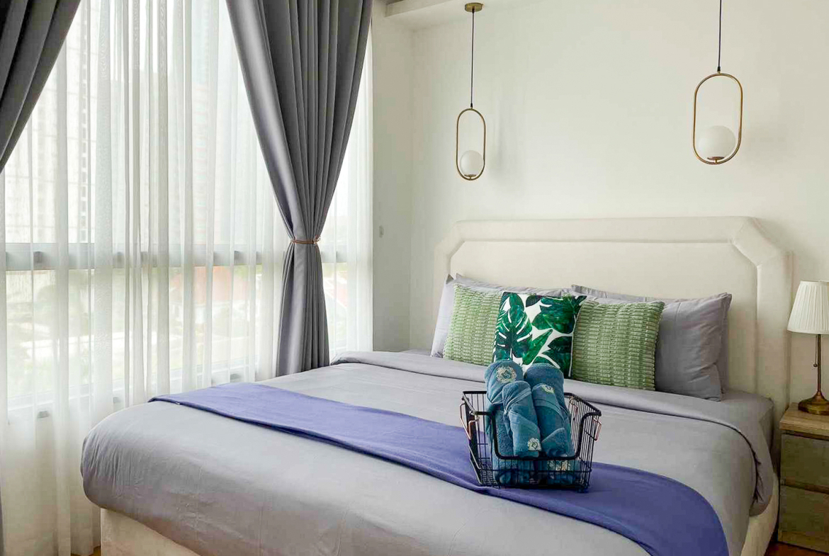 Modern fully furnished 2-bedroom corner condo at H Condo Sukhumvit 43 for rent or sale. 60 sqm, bathtub, full kitchen, BTS shuttle, near EmQuartier & Phrom Phong.