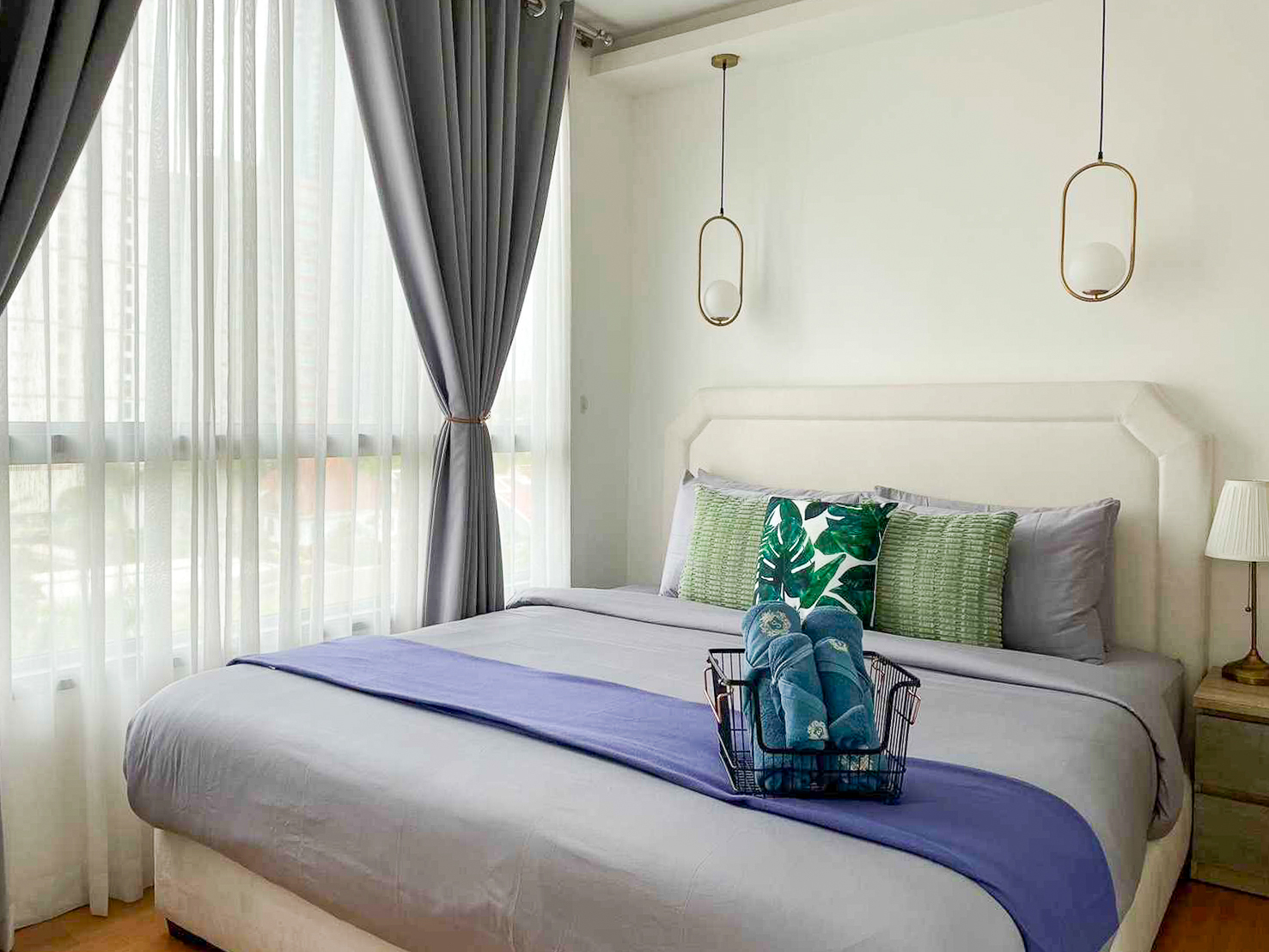 Modern fully furnished 2-bedroom corner condo at H Condo Sukhumvit 43 for rent or sale. 60 sqm, bathtub, full kitchen, BTS shuttle, near EmQuartier & Phrom Phong.