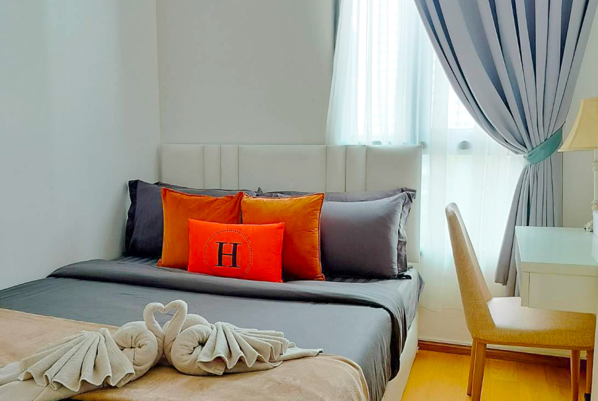 Modern fully furnished 2-bedroom corner condo at H Condo Sukhumvit 43 for rent or sale. 60 sqm, bathtub, full kitchen, BTS shuttle, near EmQuartier & Phrom Phong.
