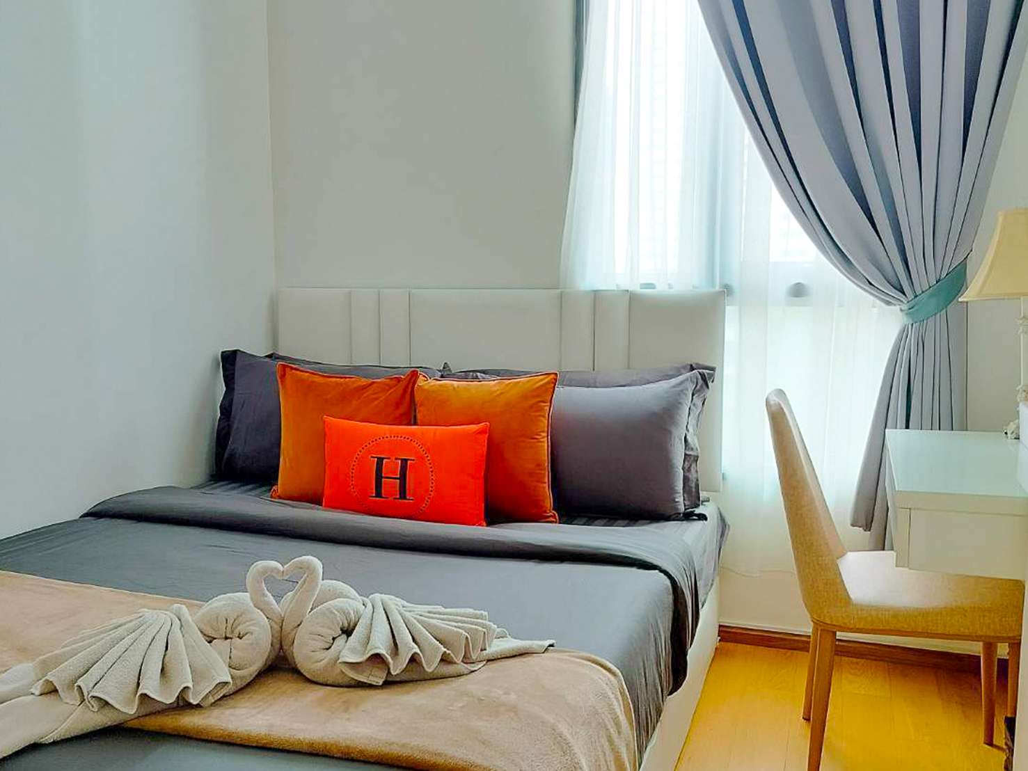 Modern fully furnished 2-bedroom corner condo at H Condo Sukhumvit 43 for rent or sale. 60 sqm, bathtub, full kitchen, BTS shuttle, near EmQuartier & Phrom Phong.