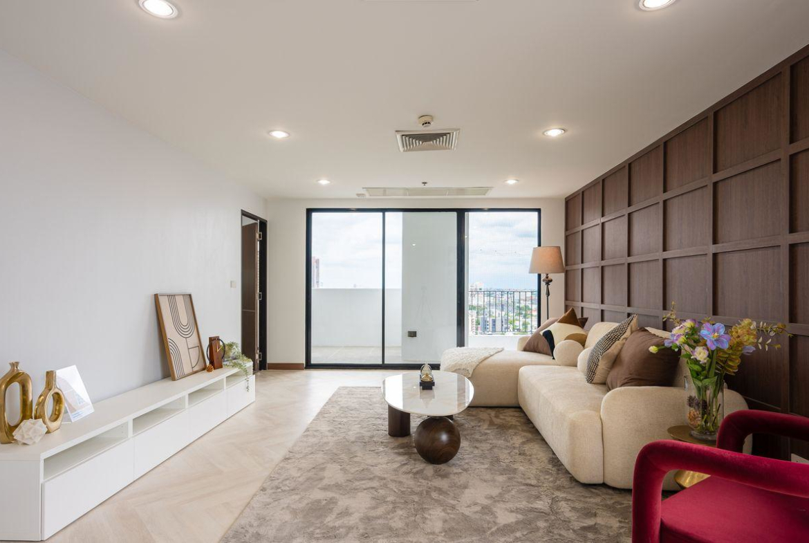 Spacious Renovated Condo in the Heart of Thonglor – House-Like Living in the Sky