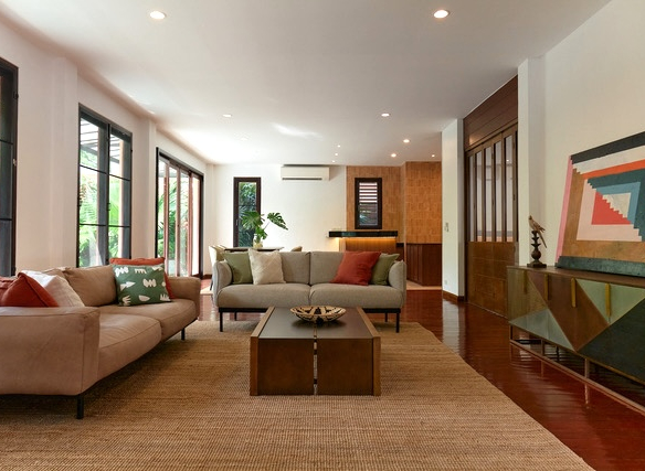 Beautifully Renovated 4-Bedroom Pool House for Rent in Ekkamai