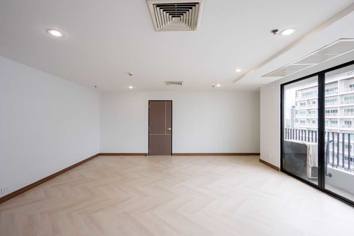 Spacious Renovated Condo in the Heart of Thonglor – House-Like Living in the Sky