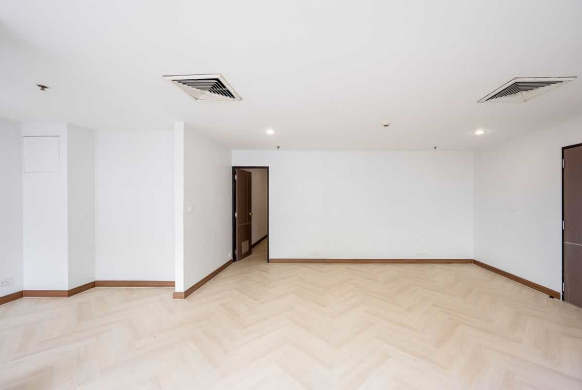 Spacious Renovated Condo in the Heart of Thonglor – House-Like Living in the Sky