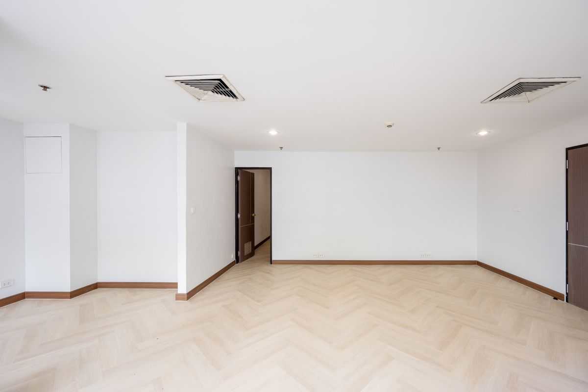 Spacious Renovated Condo in the Heart of Thonglor – House-Like Living in the Sky