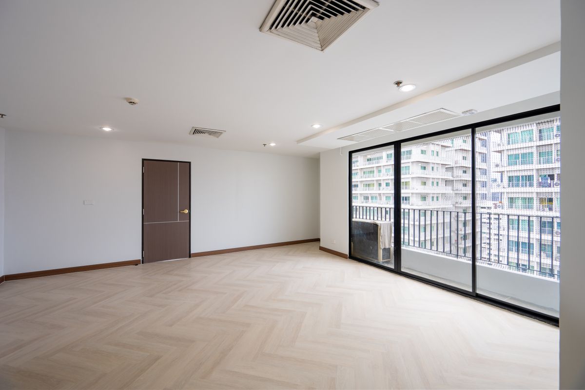 Spacious Renovated Condo in the Heart of Thonglor – House-Like Living in the Sky