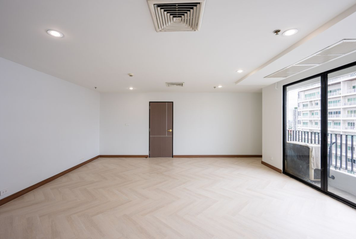 Spacious Renovated Condo in the Heart of Thonglor – House-Like Living in the Sky