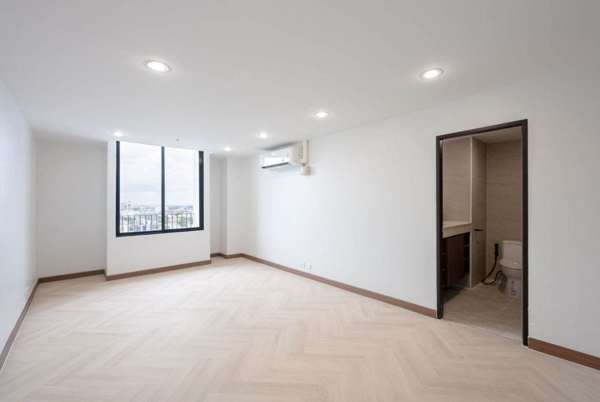 Spacious Renovated Condo in the Heart of Thonglor – House-Like Living in the Sky