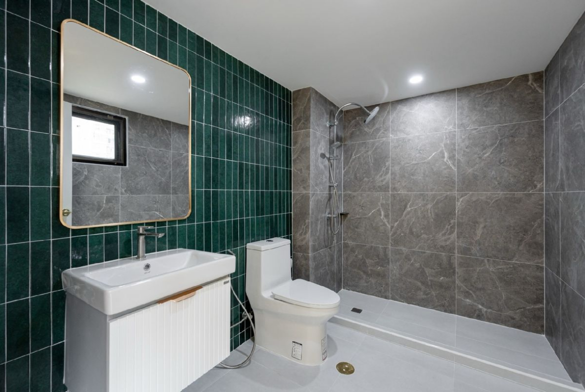 Fully Renovated 3-Bedroom Condo for Sale in Asoke | 174.5 sqm | Near BTS Asoke & MRT Sukhumvit