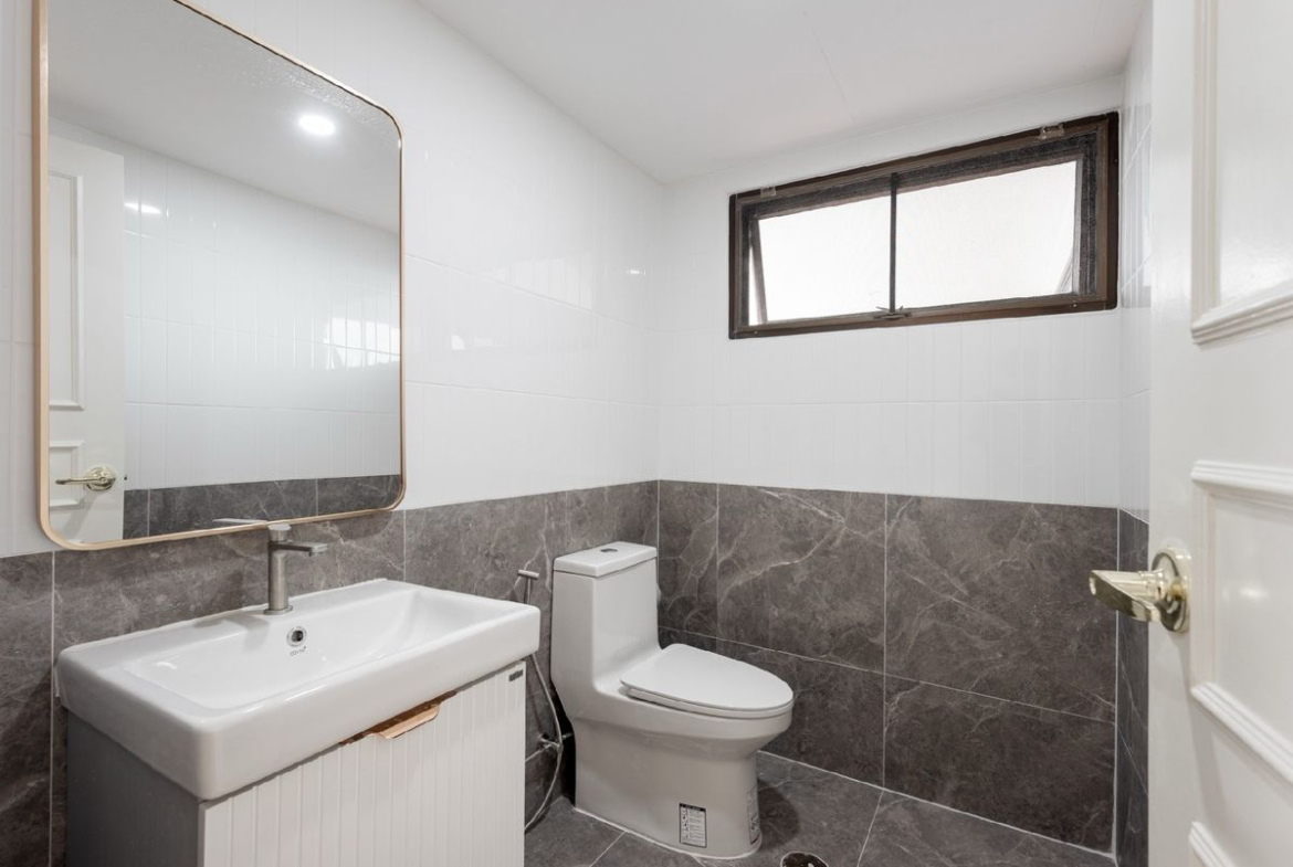 Fully Renovated 3-Bedroom Condo for Sale in Asoke | 174.5 sqm | Near BTS Asoke & MRT Sukhumvit